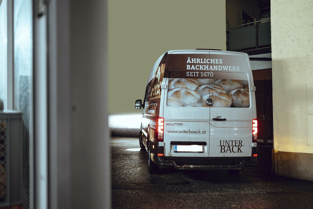 Der Unterbäck Lieferwagen fährt frühmorgens los um Brot und Gebäck auszuliefern