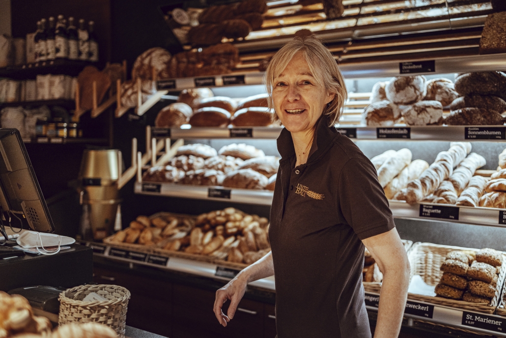 Eine Brotfachverkäuferin lächelt in der Filiale Seekirchen